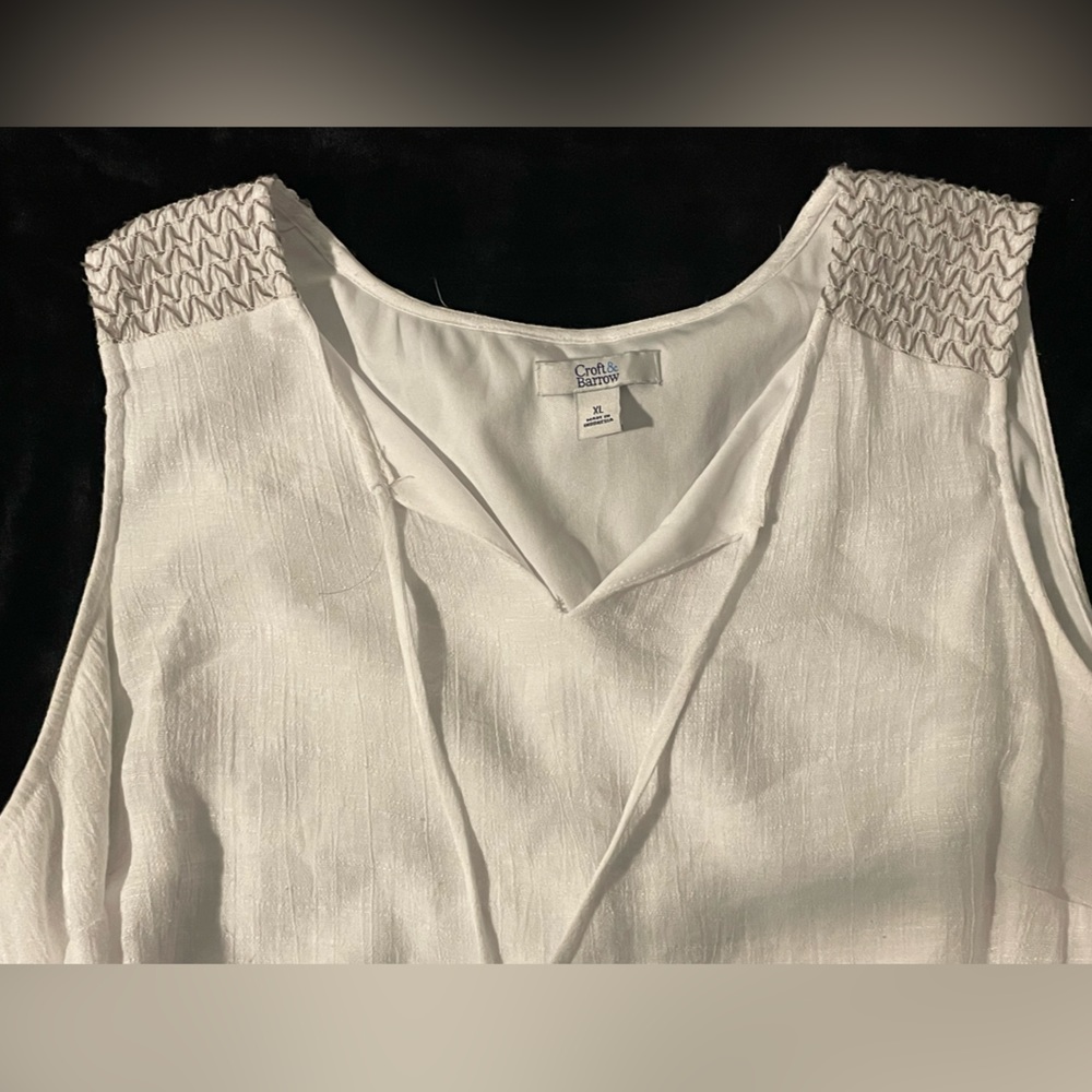 White top - Picture 2 of 3